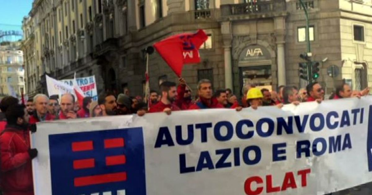 Proteste dei lavoratori Tim in centro a Roma, traffico in tilt