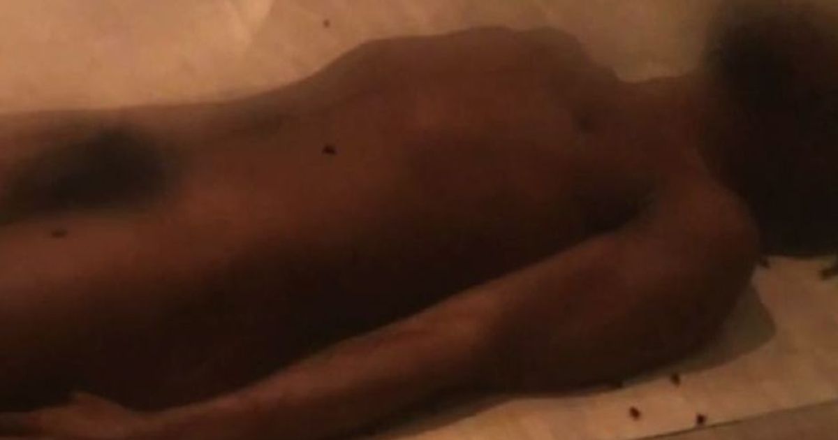 “Io, mezz’ora in una teca con le mosche per i migranti morti”