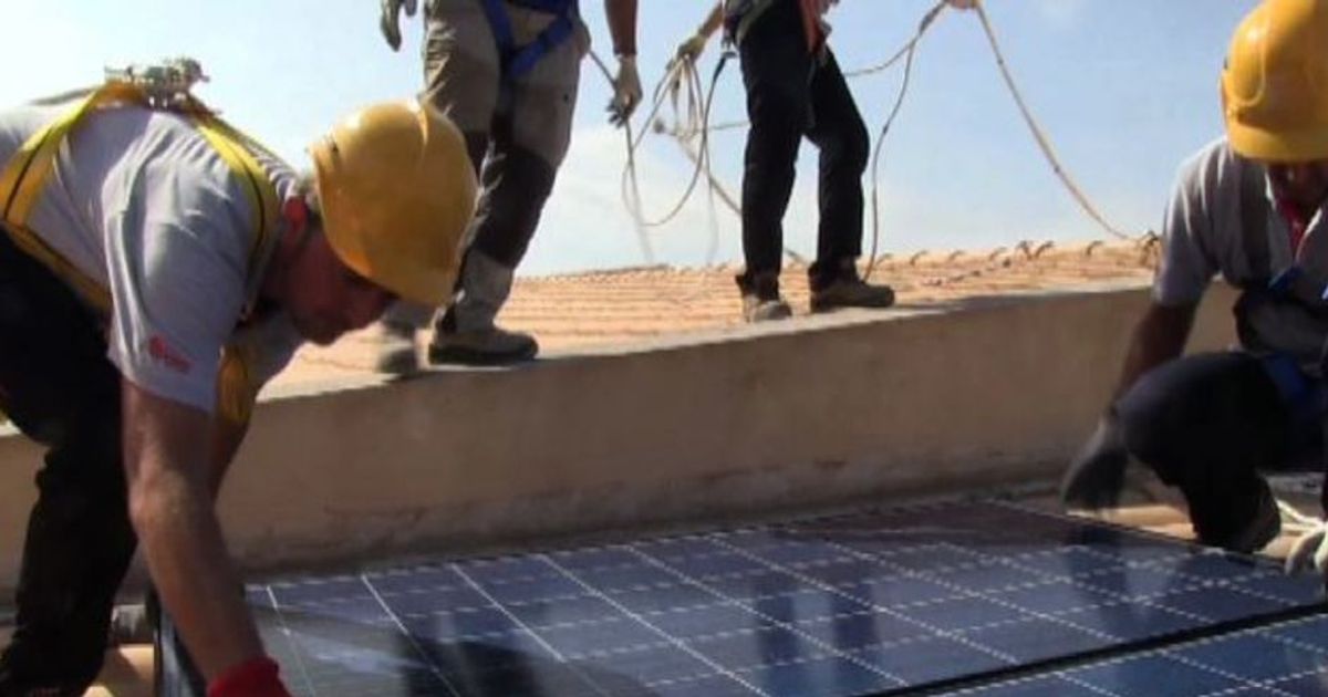 Greenpeace: noi sui tetti di Lampedusa per accendere il sole