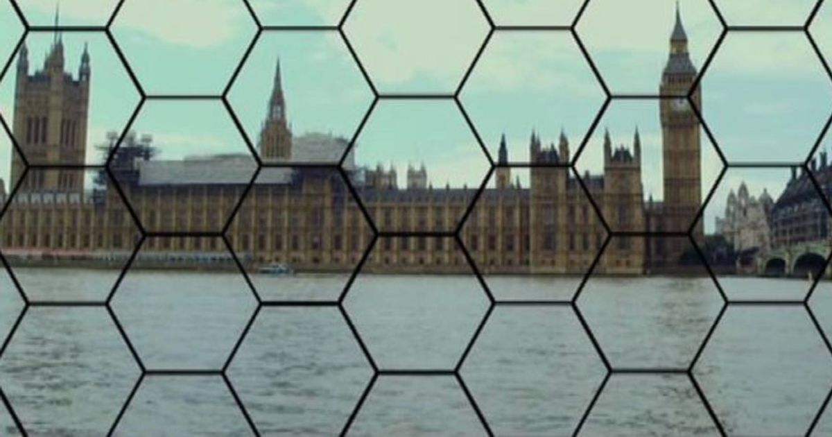 Lillo e Greg, azione e risate con la regina in “Natale a Londra”