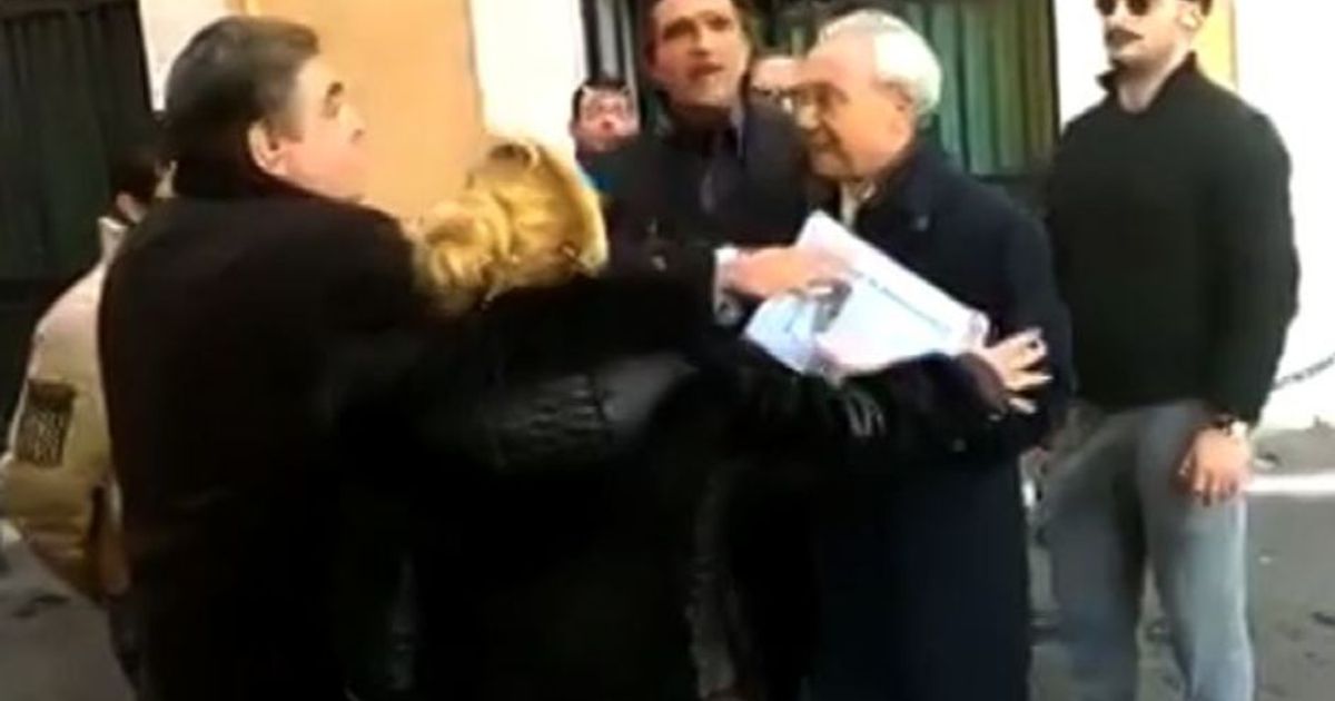 Roma, manifestanti “arrestano” l’ex deputato Napoli: 11 fermati