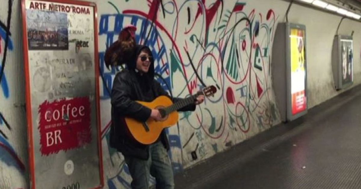 Chicchirichì! La star della metro Spagna è il gallo canterino