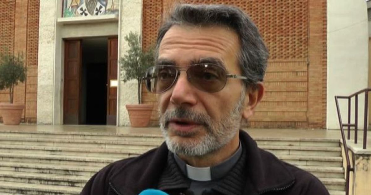 Tour nella periferia di Roma, parroco: casa e lavoro i problemi