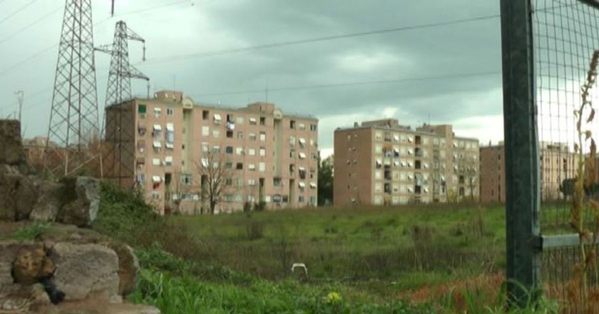 Deputati in tour in periferia a Roma, tra degrado e insicurezza