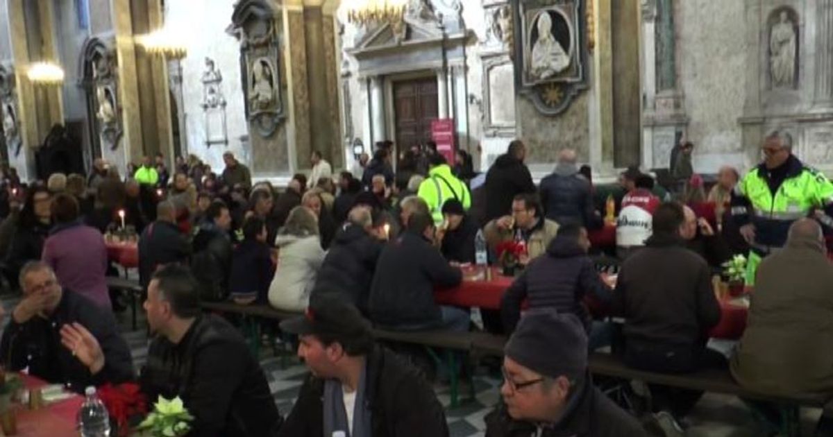 Napoli, il pranzo dei poveri nella cattedrale col cardinal Sepe