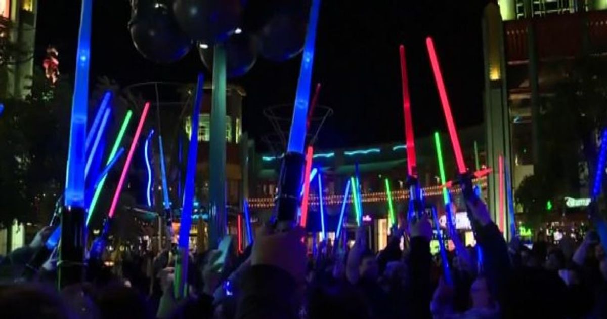 L’omaggio dei fan a Carrie Fisher: spade laser verso il cielo