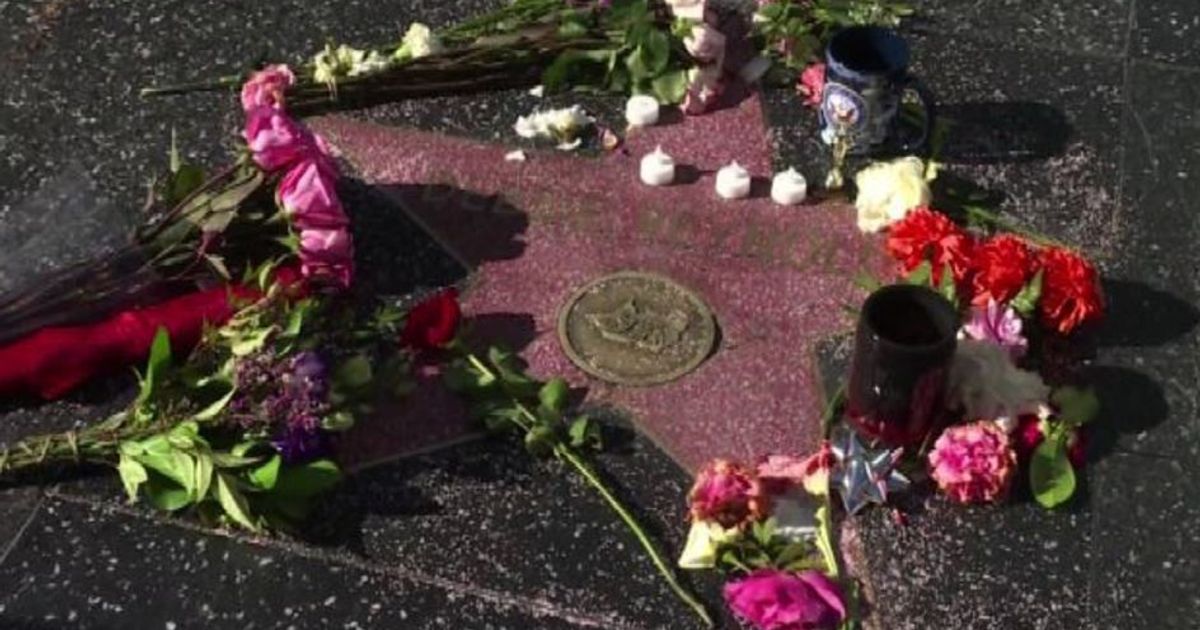 L’omaggio sulla Walk of fame a Carrie Fisher e Debbie Reynolds