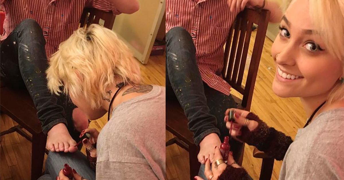 Paris Jackson mette lo smalto sulle dita dei piedi di…