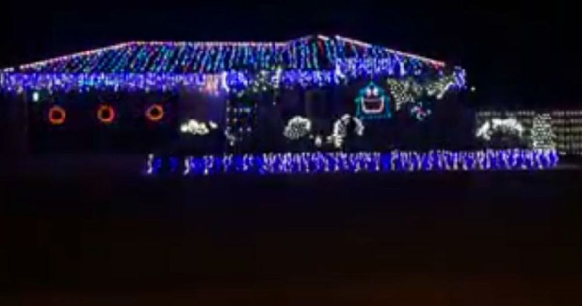 Luci di Natale sulle note di “Thunderstruck” degli AC/DC
