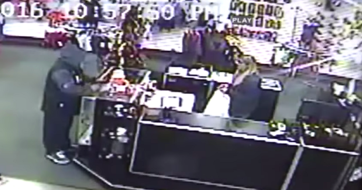 Rapinatore nel sexy shop messo in fuga a colpi di dildo!