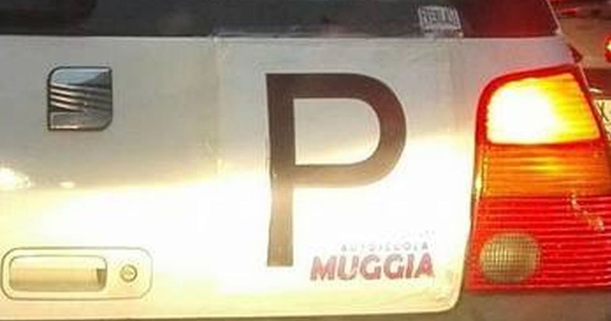 Non suonate: figlia al volante. Il messaggio premuroso diventa virale