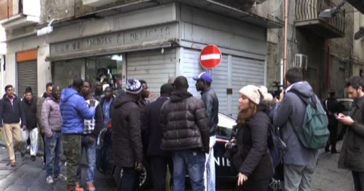 Spari tra la folla a Napoli, feriti una bambina e tre uomini