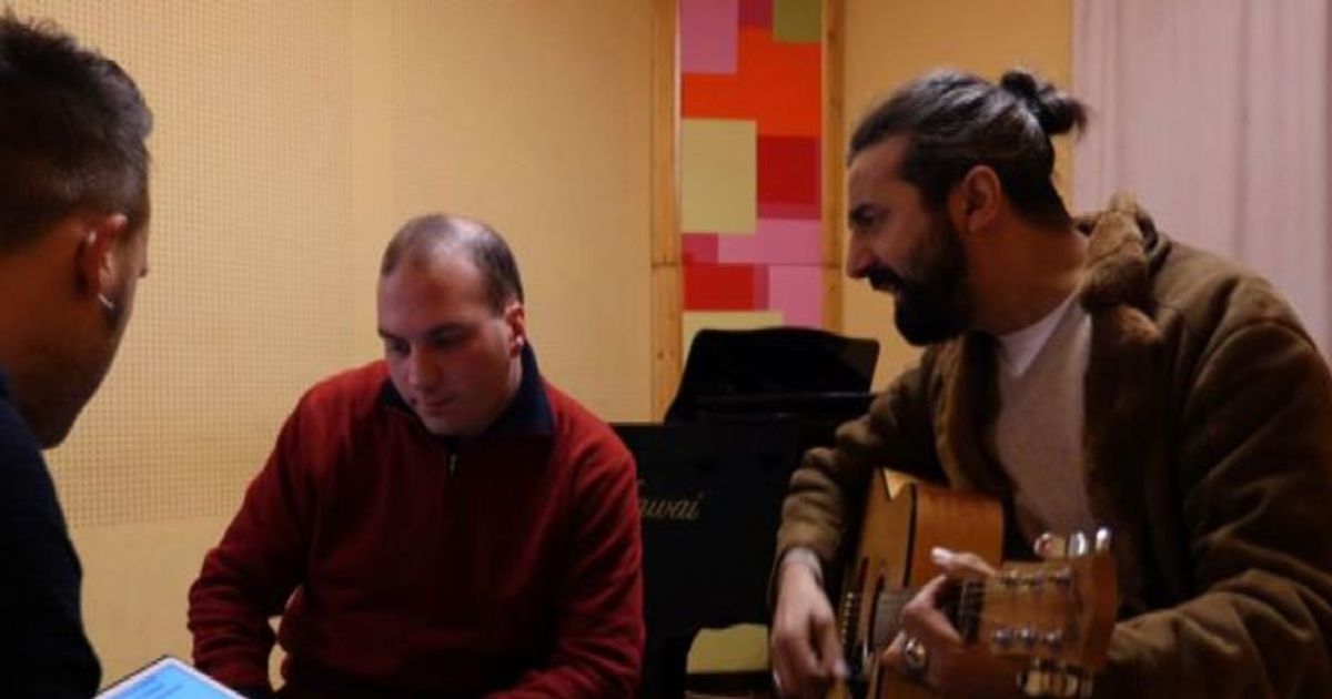 Emozionante duetto tra Omar Pedrini e Marco, cantante disabile