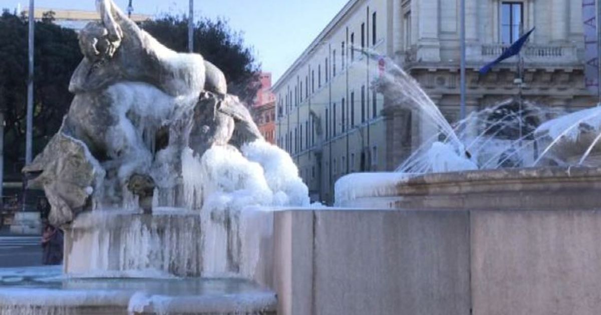 Lo spettacolo delle fontane ghiacciate a Roma, turisti in festa