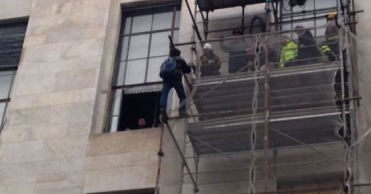 Un uomo minaccia di lanciarsi dal Tribunale di Milano