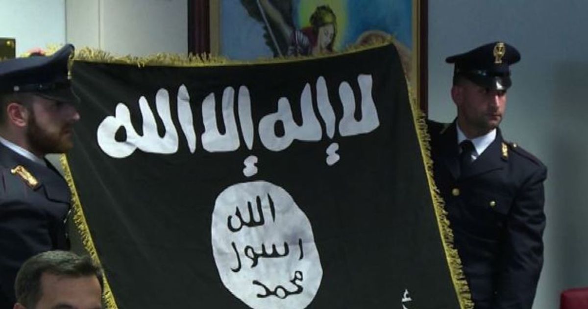 Faceva proseliti in cella, arrestato tunisino con bandiera Isis