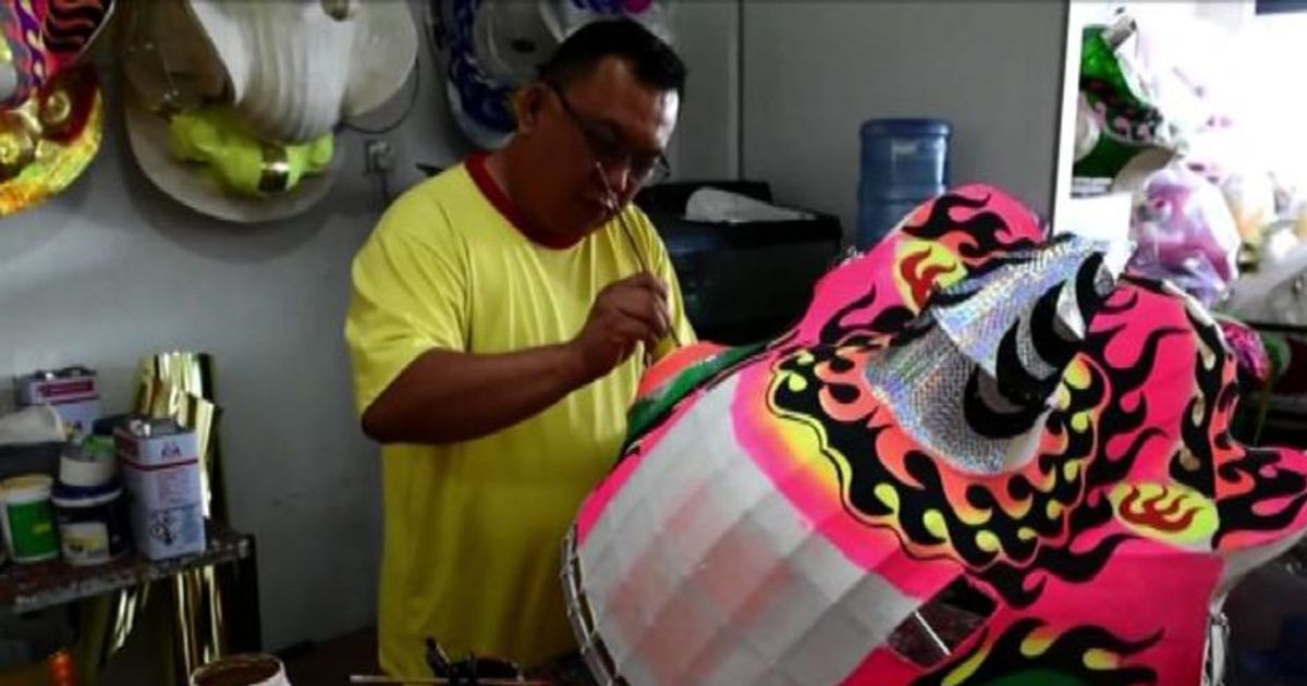 Malesia, gli artigiani preparano i costumi per l'”Anno del gallo”