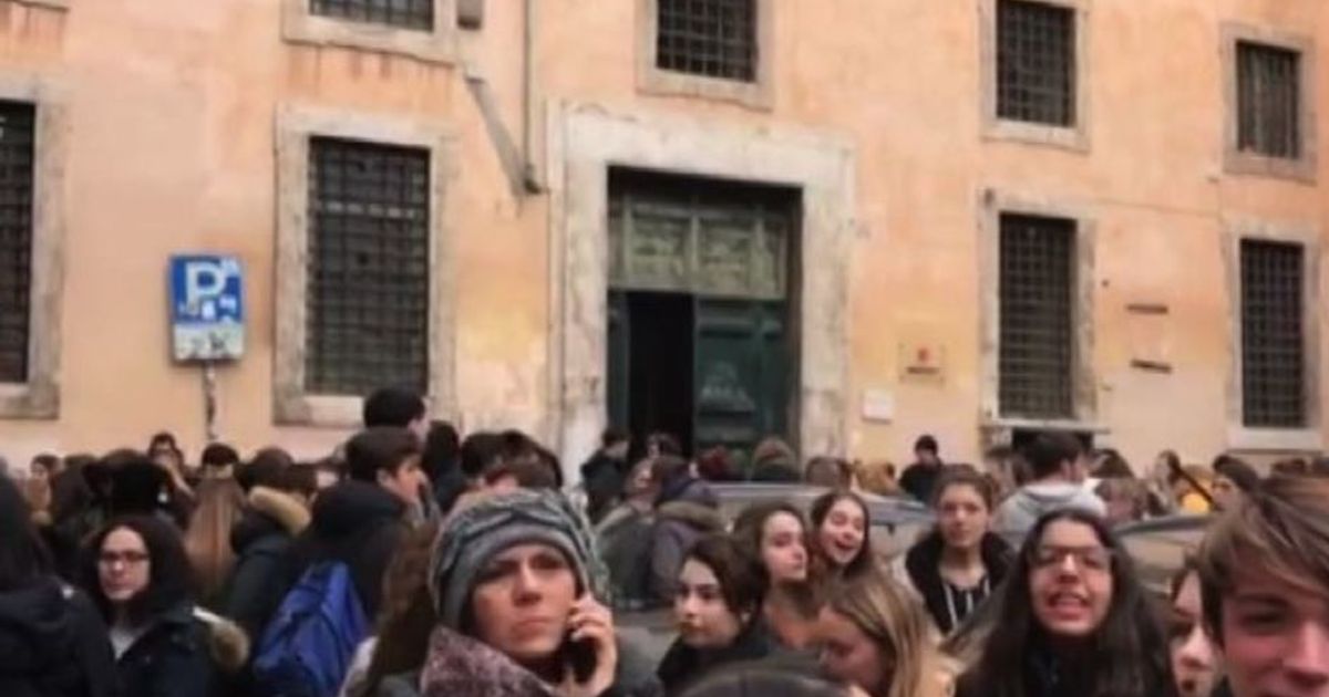 Terremoti, scuole evacuate a Roma, chiuse anche domani all’Aquila