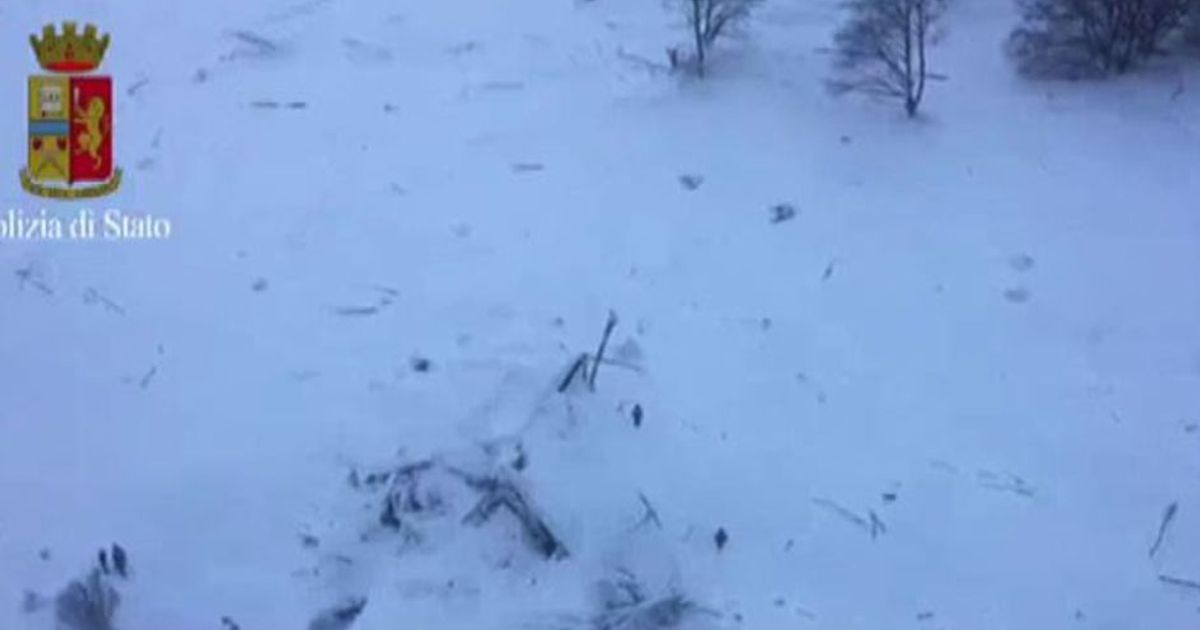 Le immagini aeree dell’hotel Rigopiano sepolto dalla neve