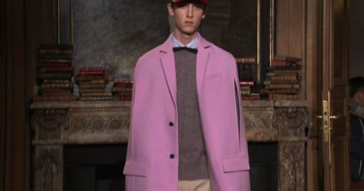 L8217uomo Valentino sportivo e stravagante con mantella e berretto