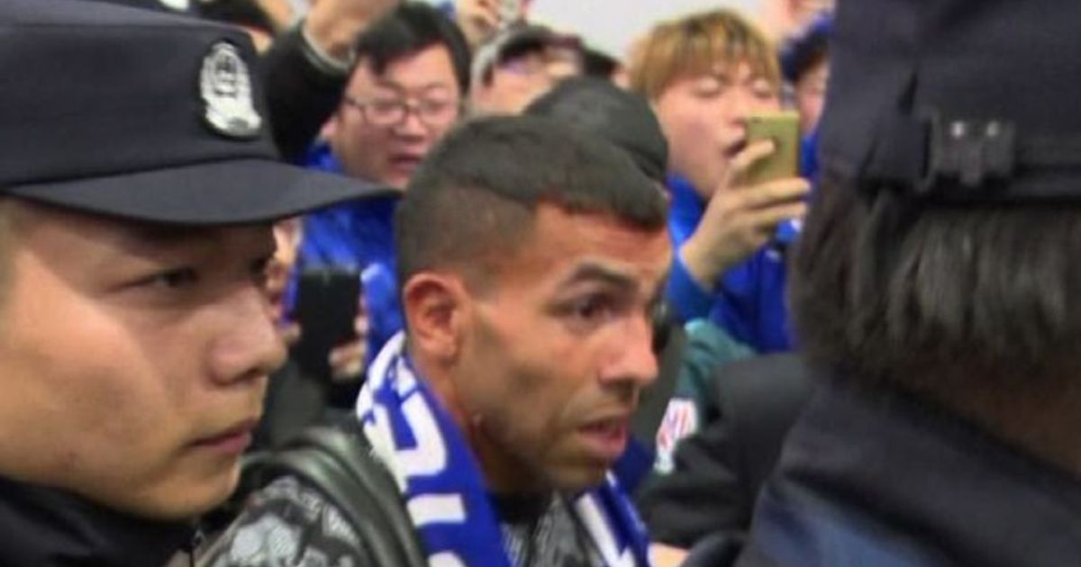 Carlitos Tevez sbarca a Shanghai, scene di delirio all’aeroporto
