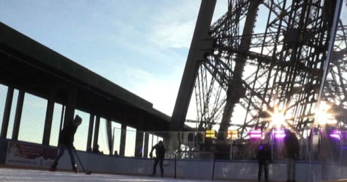A Parigi si gioca a hockey sulla Torre Eiffel