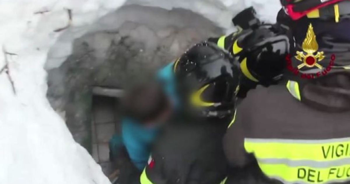 Hotel Rigopiano, le immagini del primo bambino estratto vivo