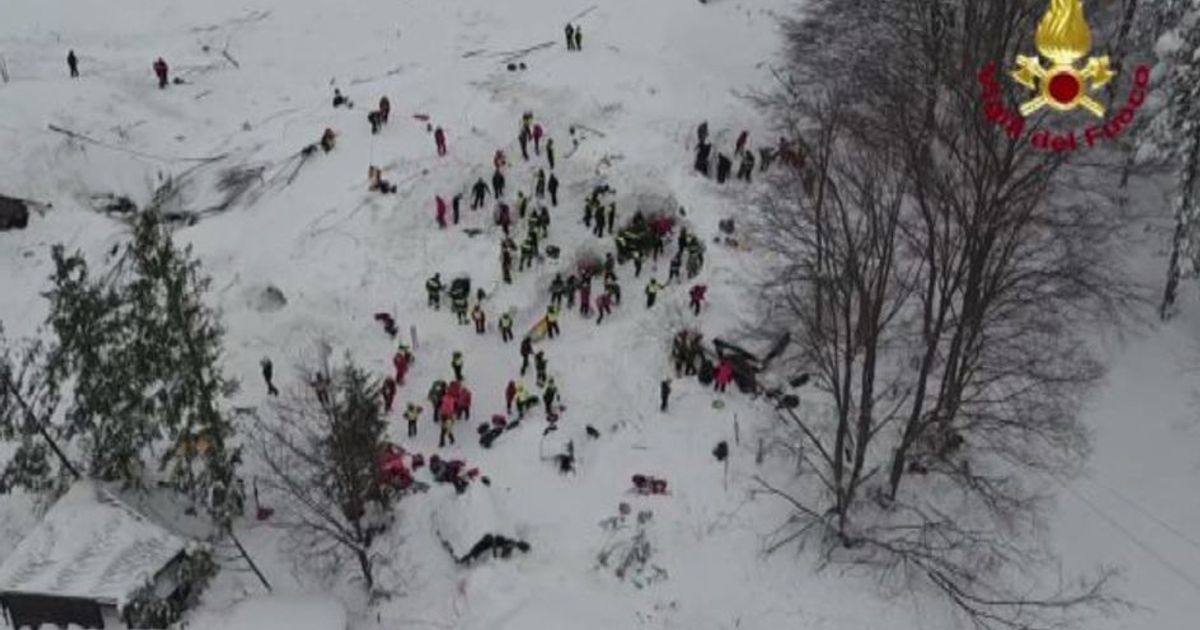 Rigopiano, i soccorsi dei vigili del fuoco visti dal drone