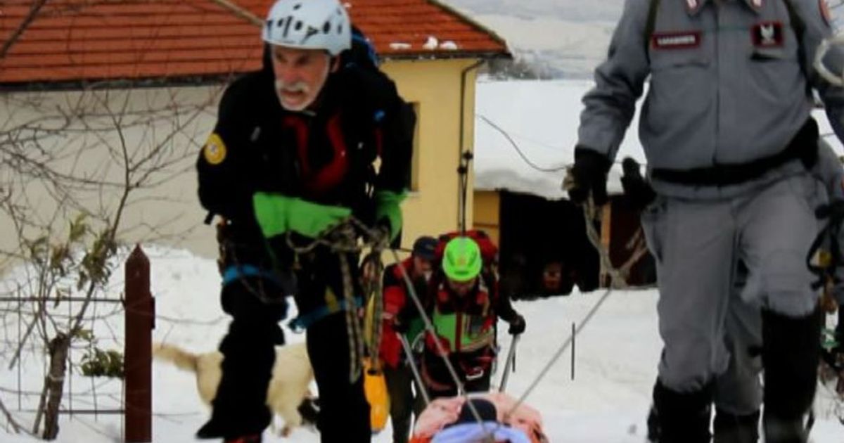 Neve e gelo, carabinieri soccorrono anziani nell’ascolano