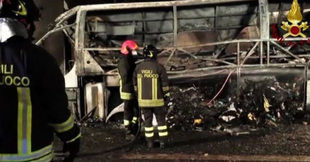 Tragedia in A4: bus ungherese si schianta e s’incendia, 16 morti