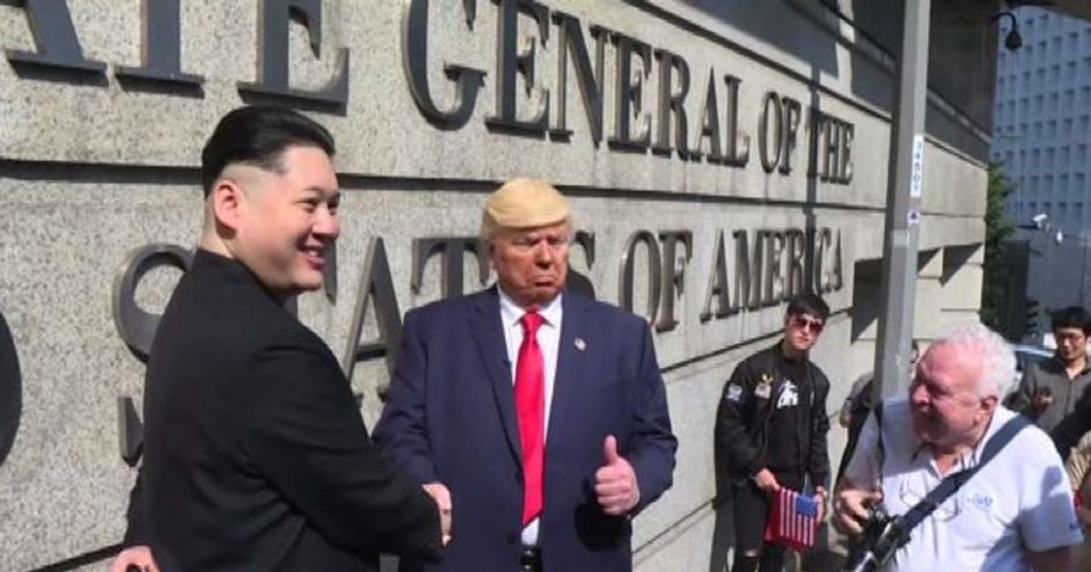 Donald Trump e Kim Jong-un “amici”, una pacchia per gli imitatori