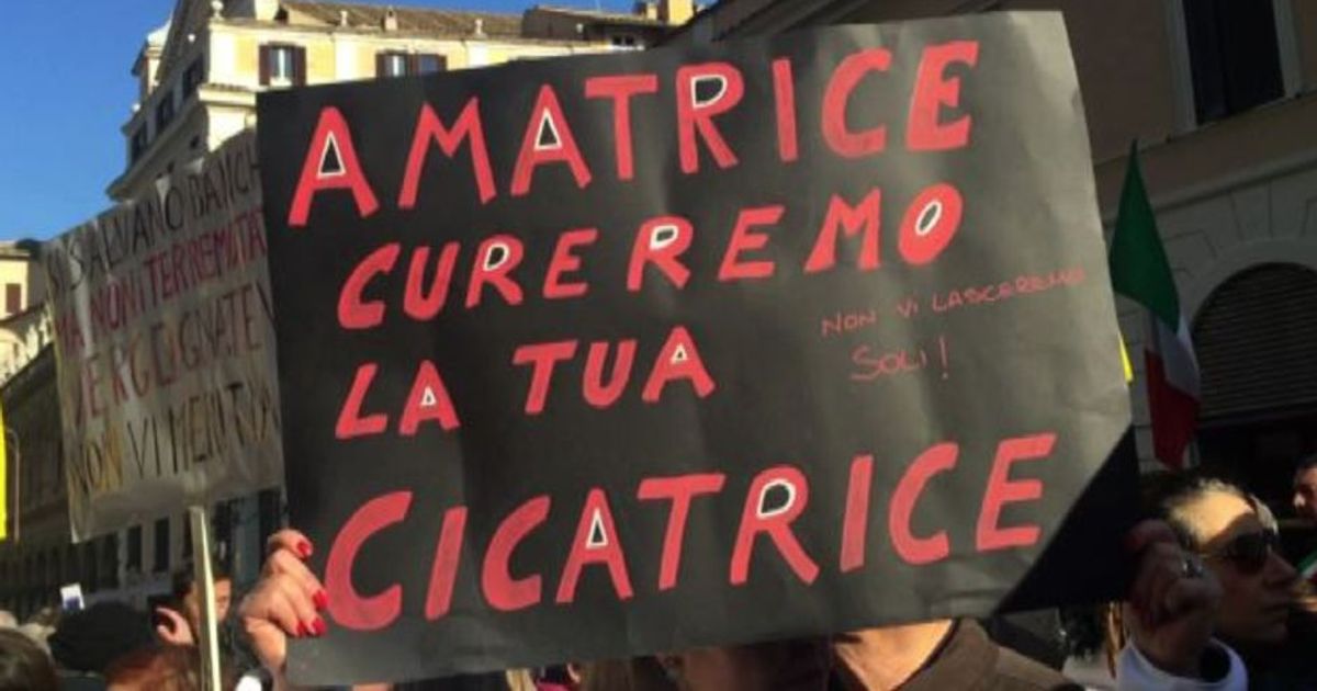 I terremotati a Roma con la fascia tricolore: Burocrazia uccide