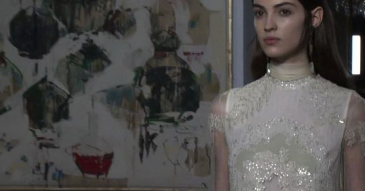 A Parigi sfila Valentino, abiti e colori da mitologia greca