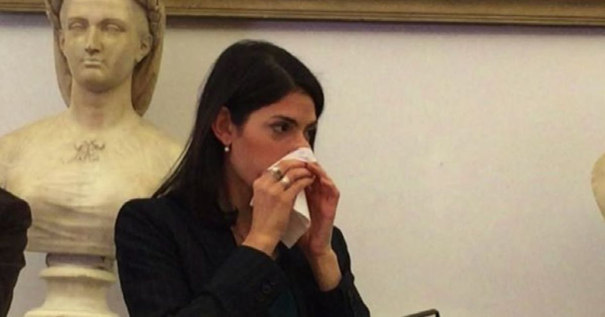 Virginia Raggi si commuove a cerimonia su Giornata della Memoria