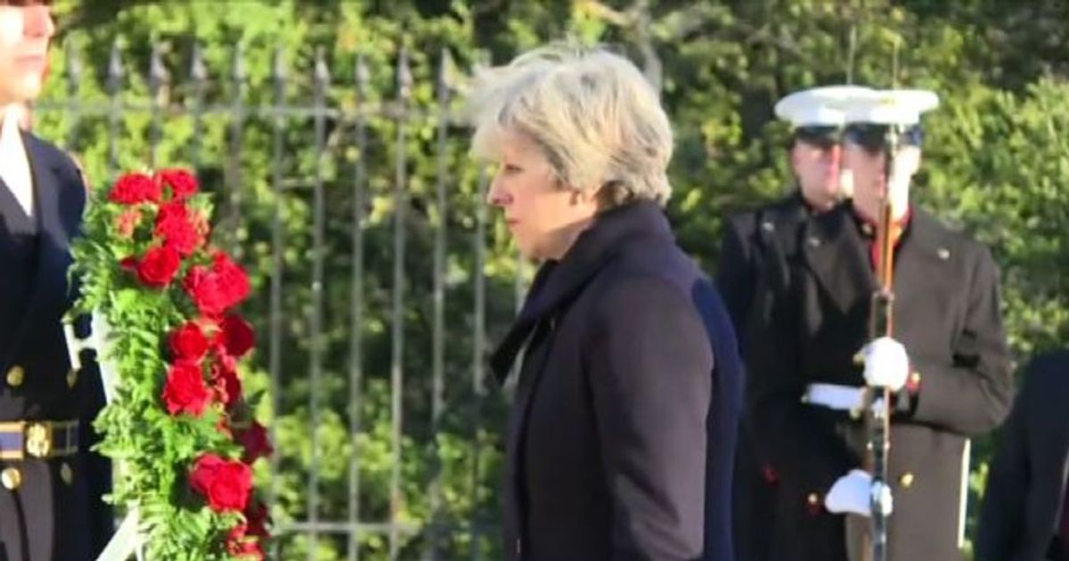 Theresa May depone una corona al cimitero di Arlington
