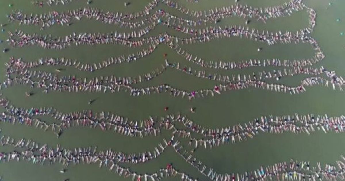 Argentina, gigantesco serpentone galleggiante umano