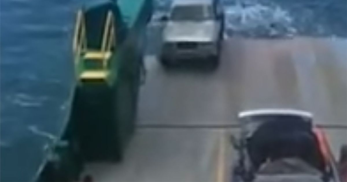 L’auto scivola in mare dal traghetto