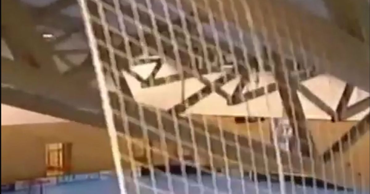 Giocano a Hockey in una palestra e crolla il tetto