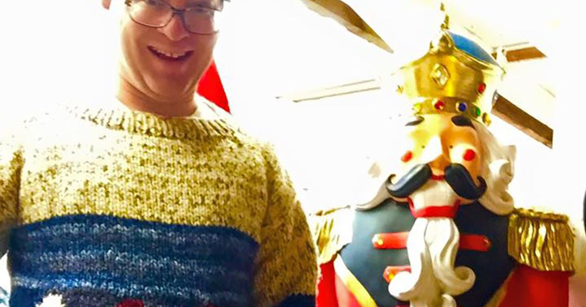 Visita un luogo, crea un maglione, lo indossa e si fa una foto