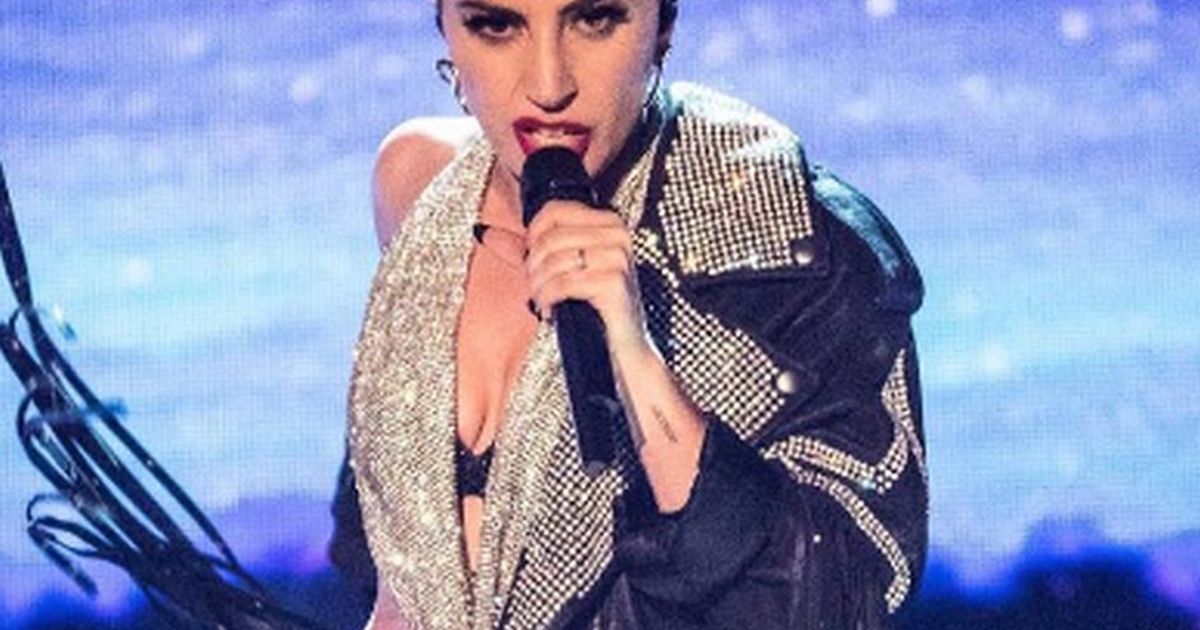 Lady Gaga il suo selfie #nomakeup è in accapatoio rosa