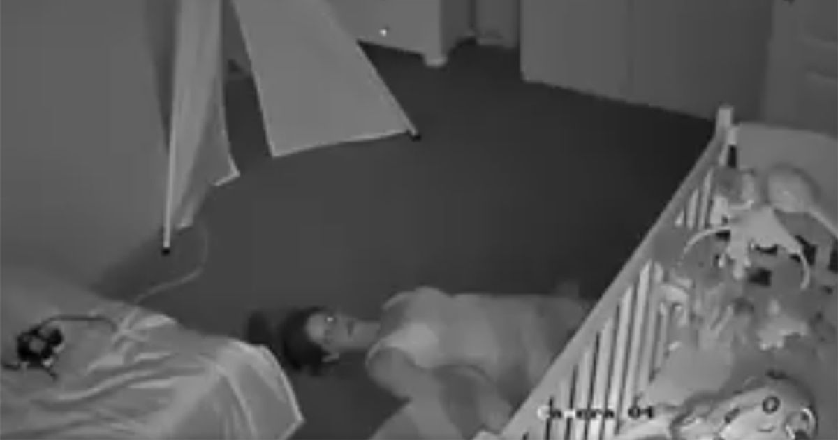 Mamma si ingegna per uscire dalla stanza del figlio