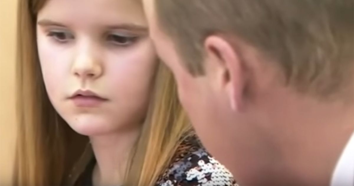 Il principe William consola una bambina di 9 anni