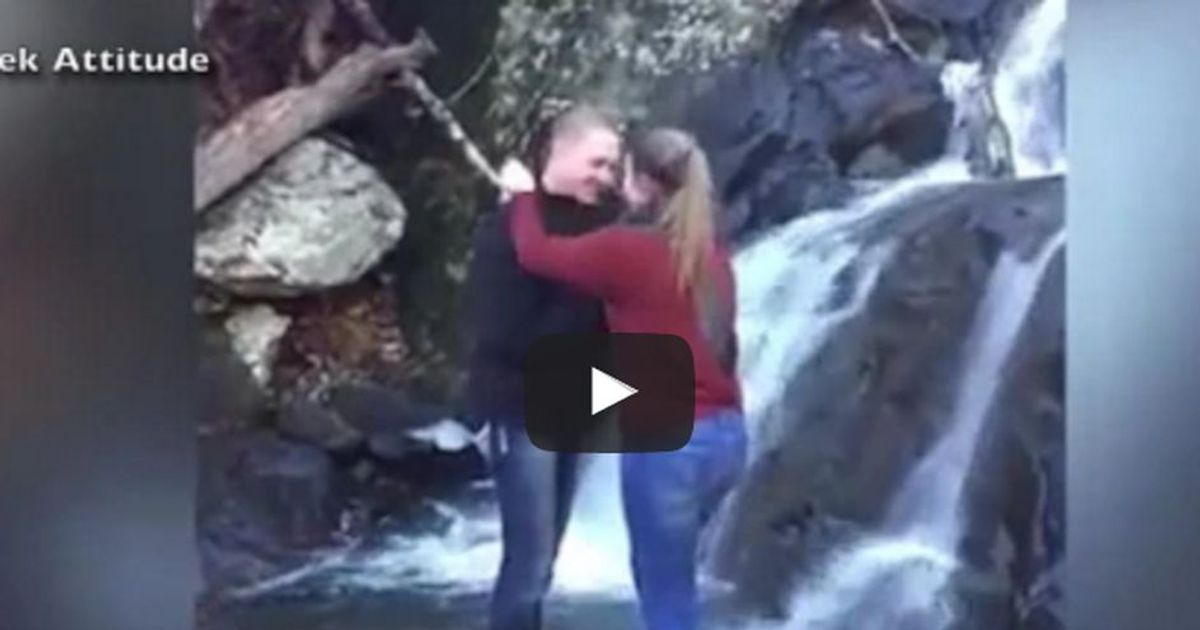‘Mi vuoi sposare?’ La richiesta vicino le cascate finisce in un ‘buco nell’acqua’
