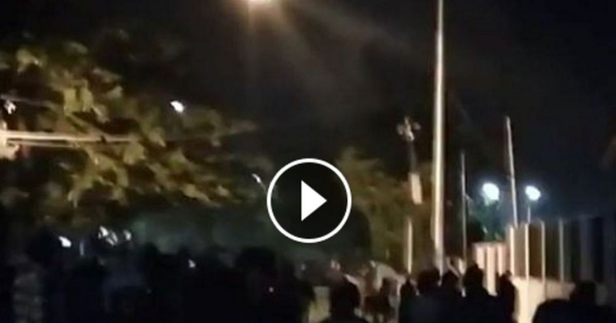 Un fantasma appare improvvisamente durante la rissa