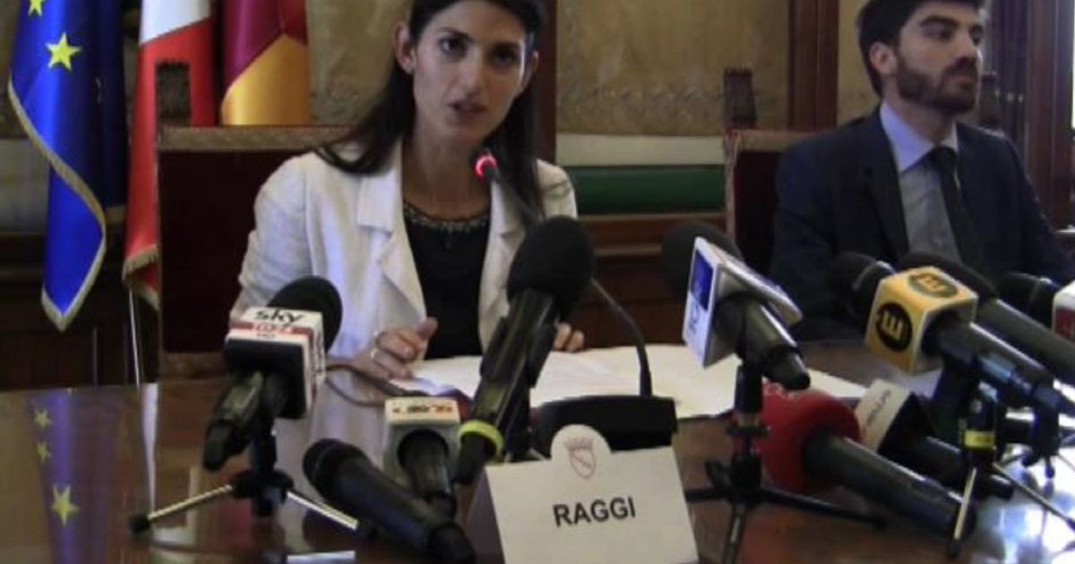 Raggi sicura di sè: “Il Movimento è con me, non mi dimetto”