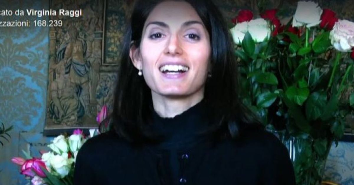 Mazzi di fiori a Raggi, lei ringrazia: mi riempiete il cuore