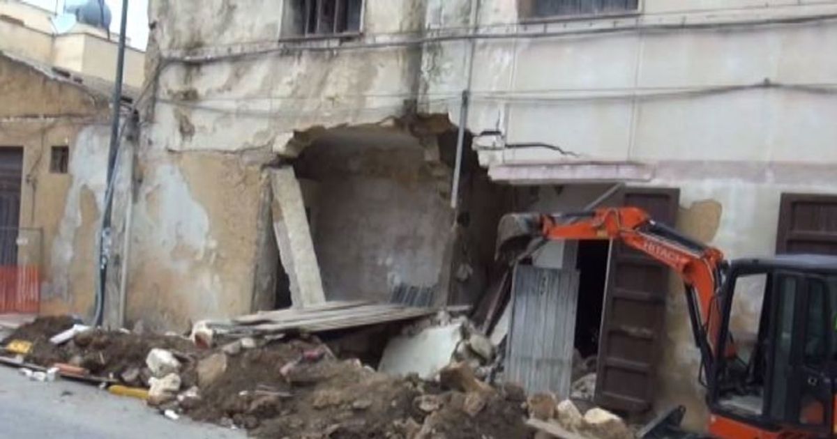 Crolla un vecchio cinema a Campobello di Mazara (Tp): 3 i feriti