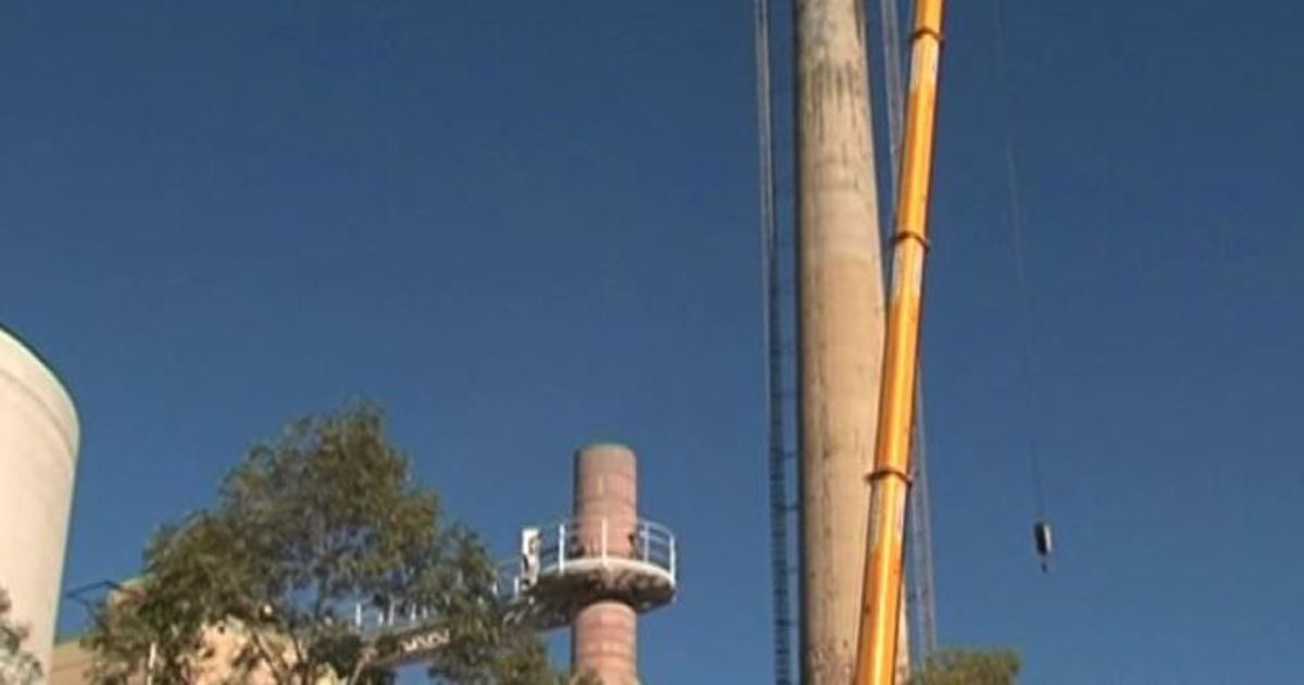 Paura in un cementificio vicino a Palermo, cede ciminiera di 20 m