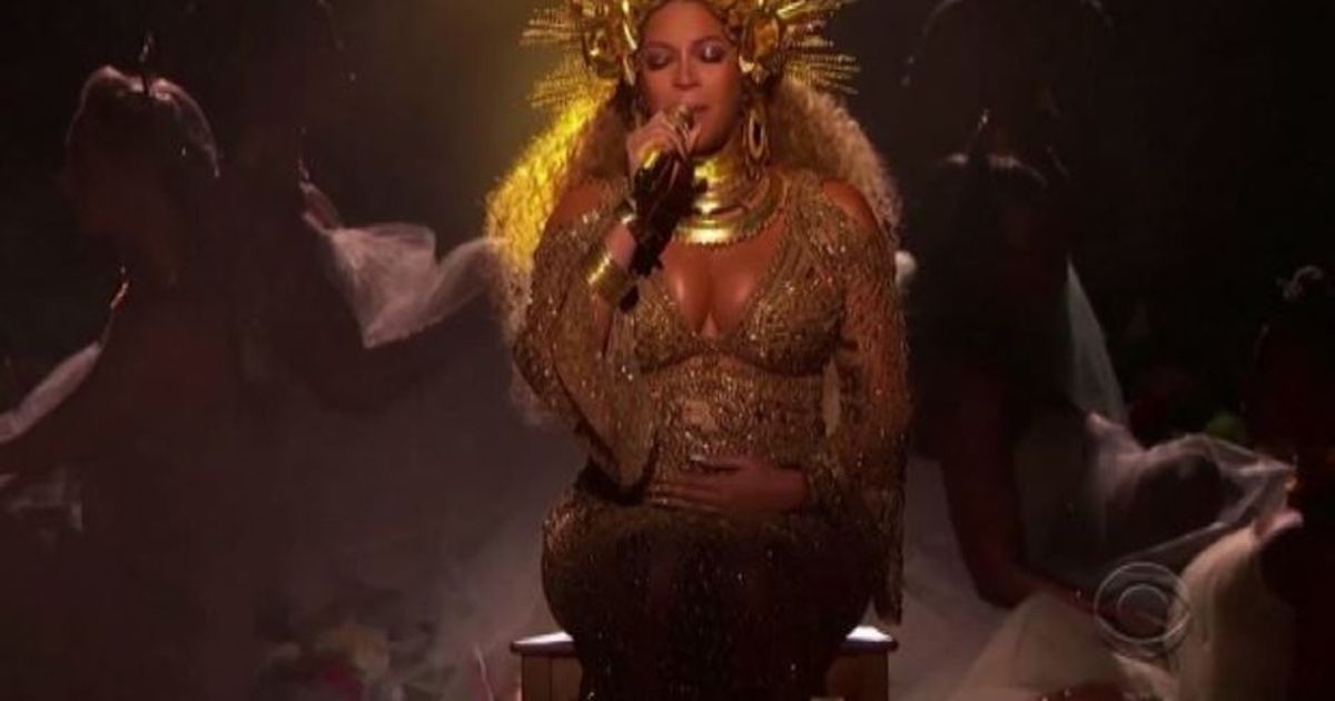Beyoncè super sexy col pancione incanta i Grammy Awards