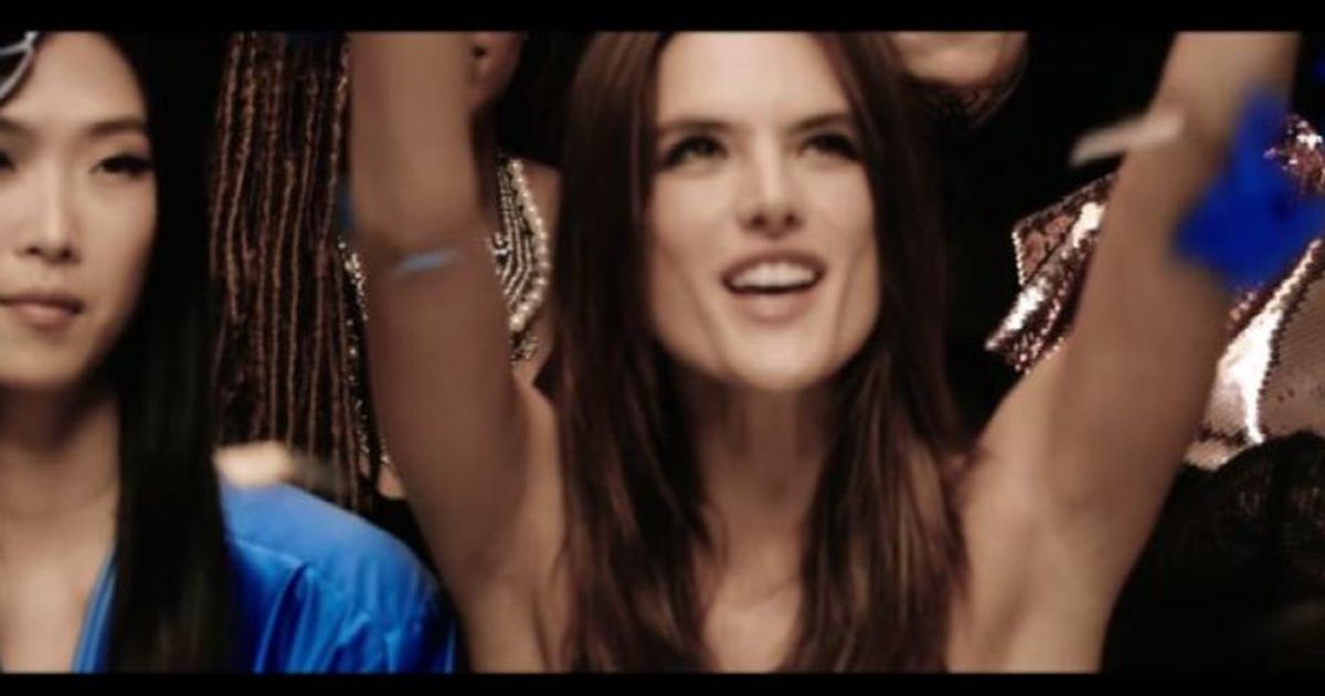 Backstage della top model Alessandra Ambrosio, foto di Testino